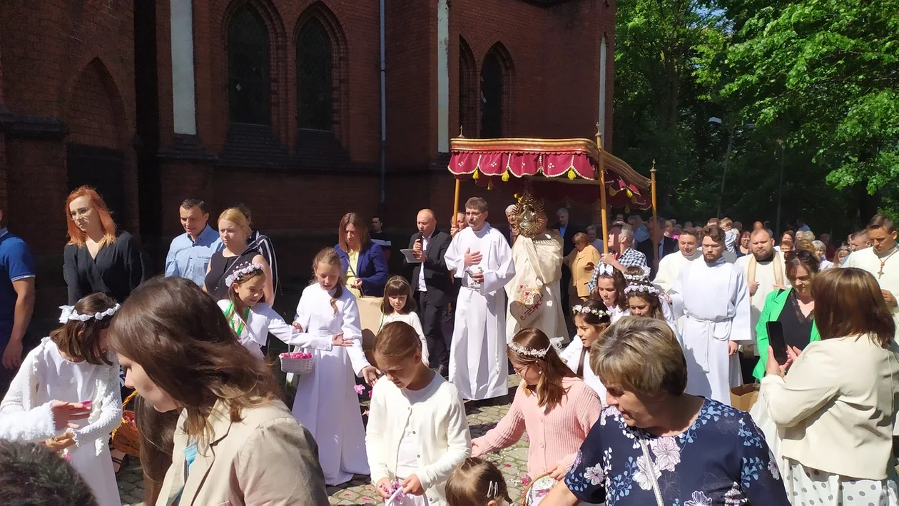 Nowa Ruda. Procesja Bożego Ciała wokół placu kościelnego