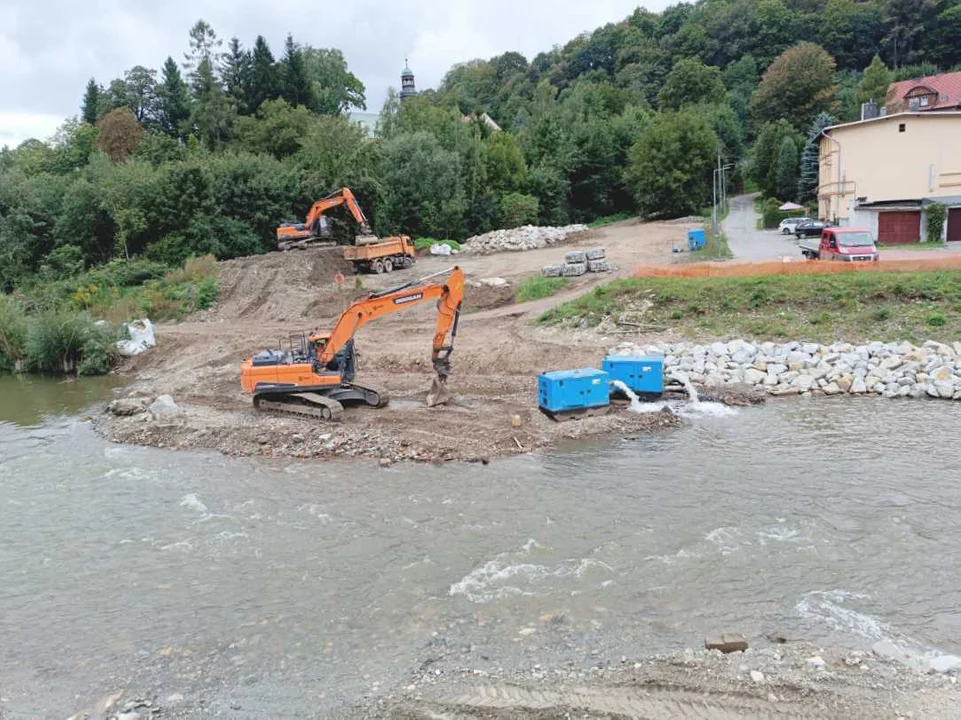 Kłodzko. Trwają prace przy korycie rzeki i remont ulic