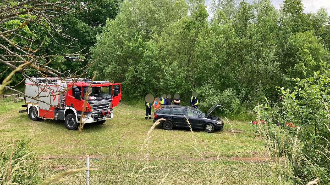 Gorzuchów. Auto spadło ze skarpy. Potrzebna była pomoc specjalistycznej grupy - Zdjęcie główne