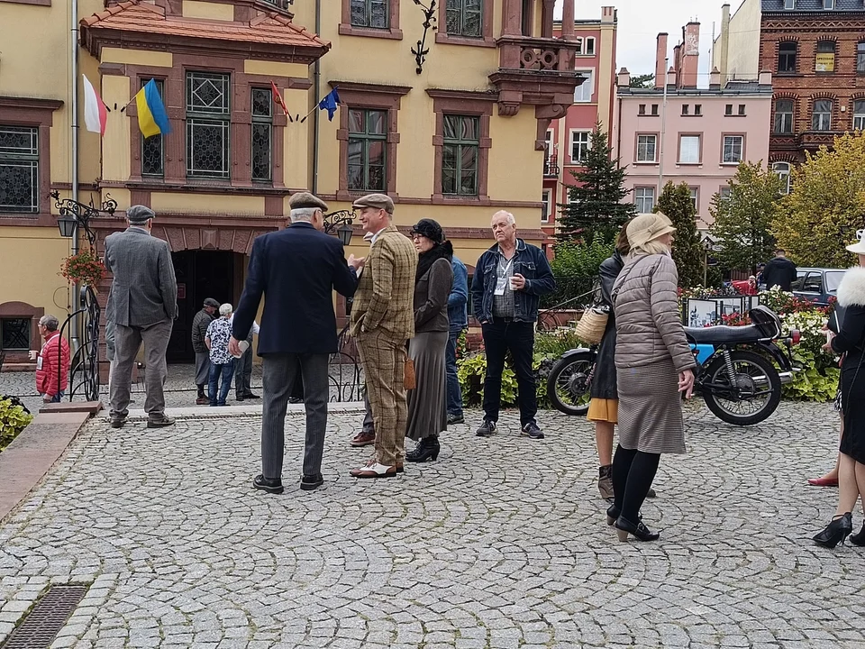 Dziesiątki zabytkowych pojazdów w noworudzkim Rynku [galeria]