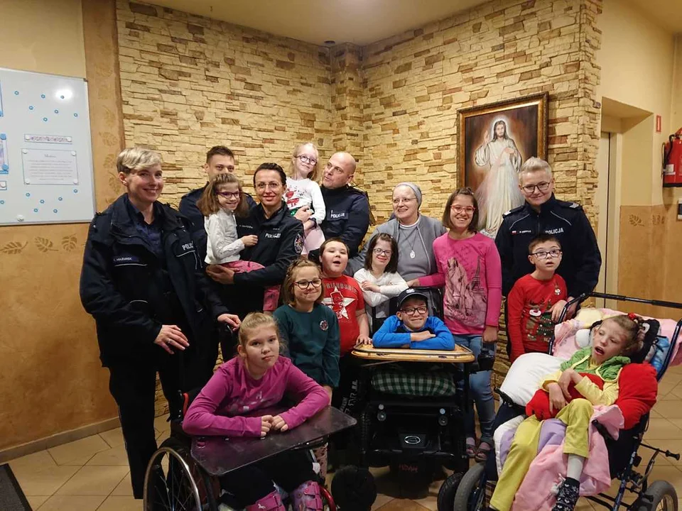 Ząbkowiccy policjanci zorganizowali zbiórkę dla dzieci z Zakładu Leczniczo - Opiekuńczego w Piszkowicach.