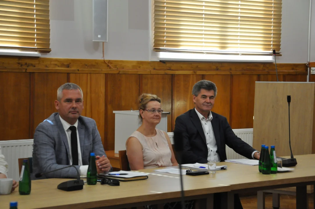 XIV sesja Rady Powiatu Ząbkowickiego – ślubowanie nowego radnego i ważne prezentacje
