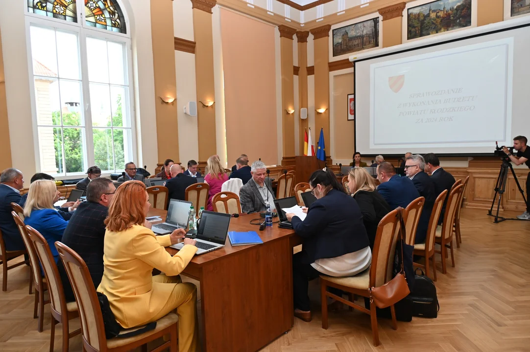 VII Sesja Rady Powiatu Kłodzkiego. Absolutorium dla Zarządu [galeria]