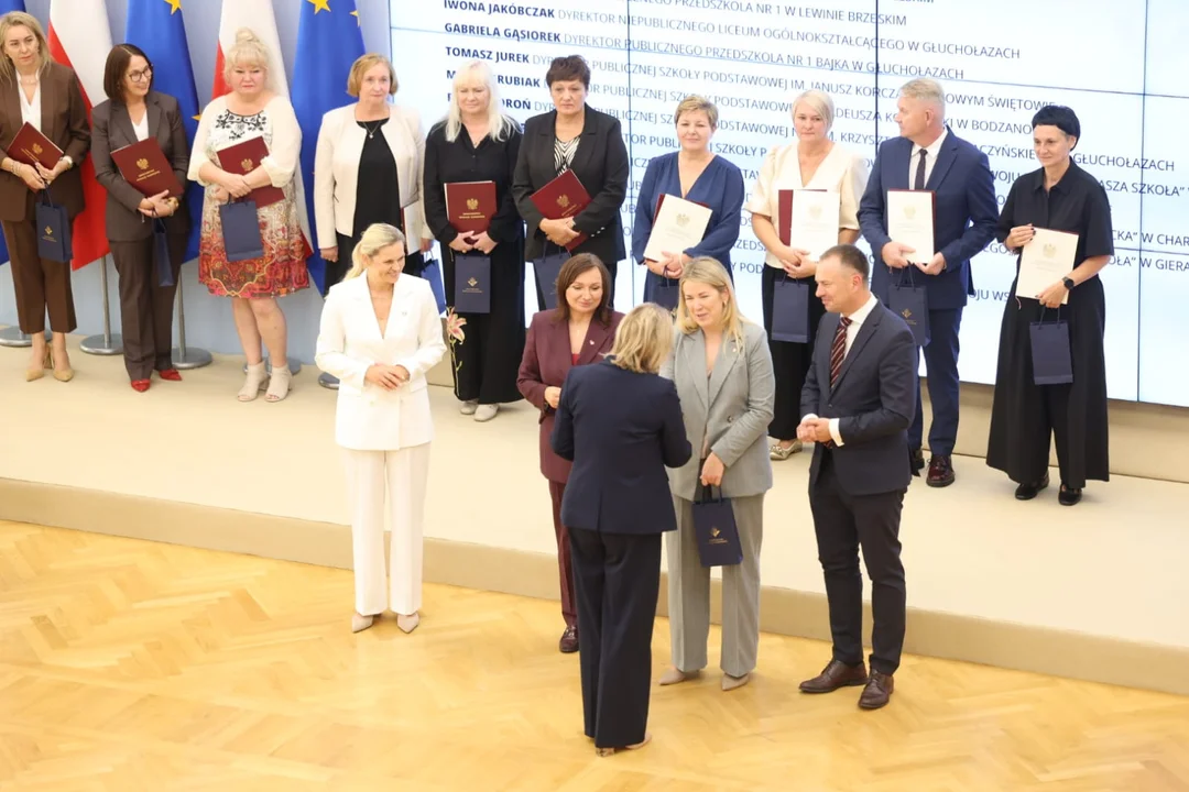 Nagrody Ministra Edukacji Narodowej dla dyrektorów szkół i przedszkoli z terenu powiatu kłodzkiego [zdjęcia]