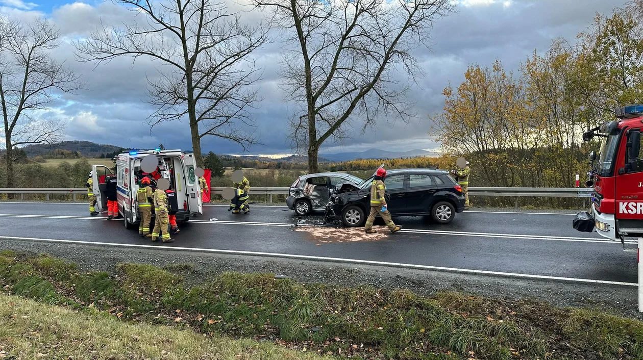 Gmina Kłodzko. Zderzenie dwóch aut w Podzamku. Na miejsce wezwano LPR