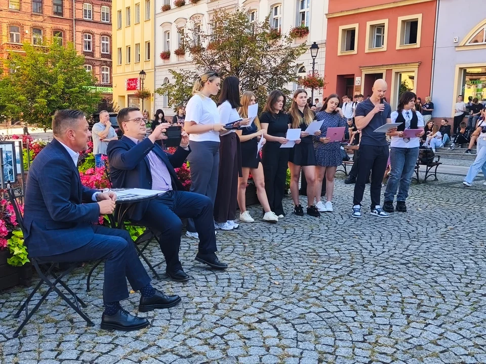 Nowa Ruda. Narodowe czytanie - Jan Kochanowski na Rynku [galeria]