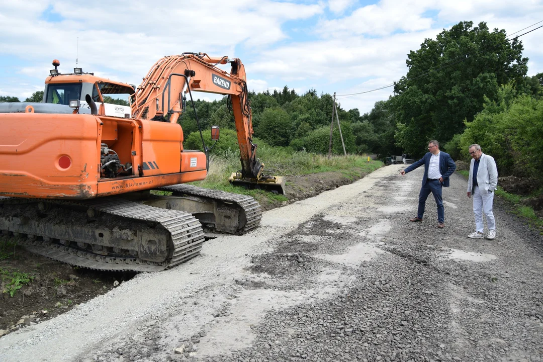 Trwa przebudowa drogi powiatowej Starków - Krosnowice - Zdjęcie główne