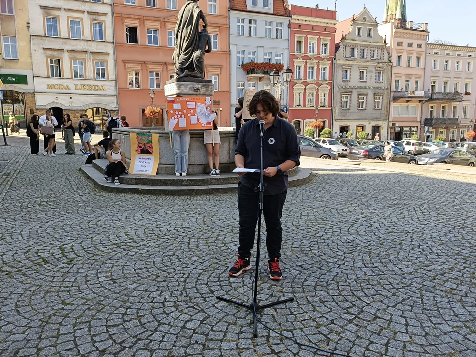 Narodowe Czytanie 2024 w Nowej Rudzie. Młodzież z liceum czytała "Kordiana" na rynku [galeria]