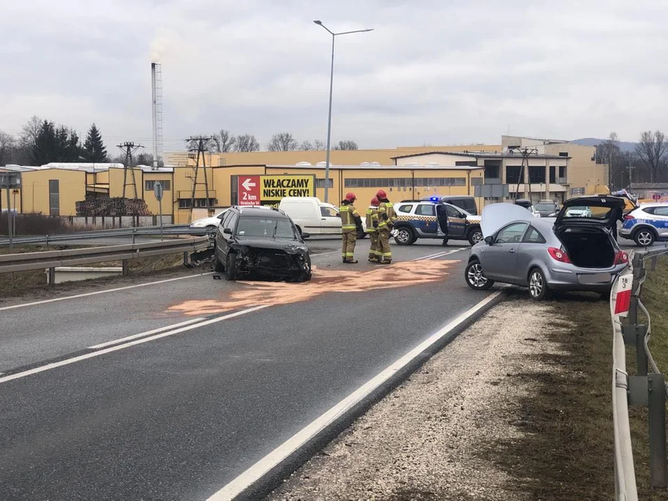 Bystrzyca Kłodzka. Groźne zderzenie na DK-33. Jedna osoba w szpitali