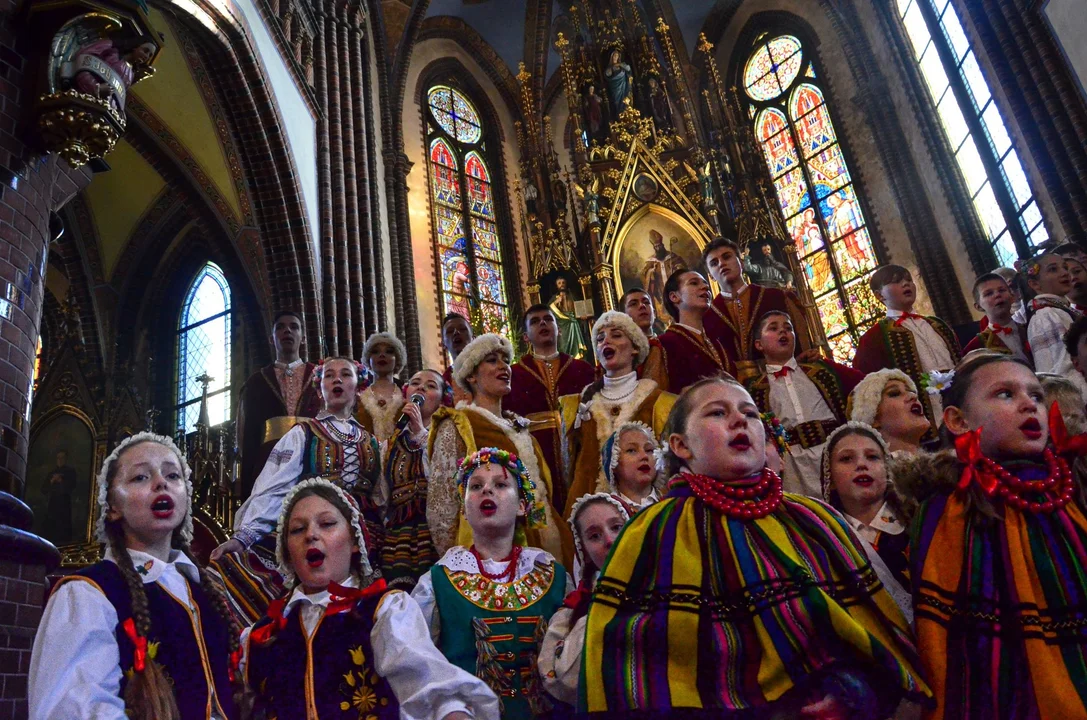 Koncert kolęd i pastorałek Zespołu Pieśni i Tańca "Nowa Ruda" w kościele św. Mikołaja [galeria]