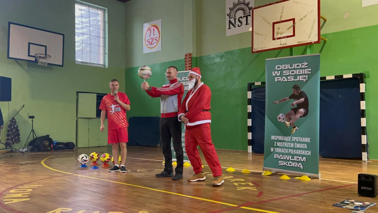 Nowa Ruda. Mikołajkowe spotkanie z mistrzem Freestyle Futbolu w Noworudzkiej Szkole Technicznej [galeria] - Zdjęcie główne