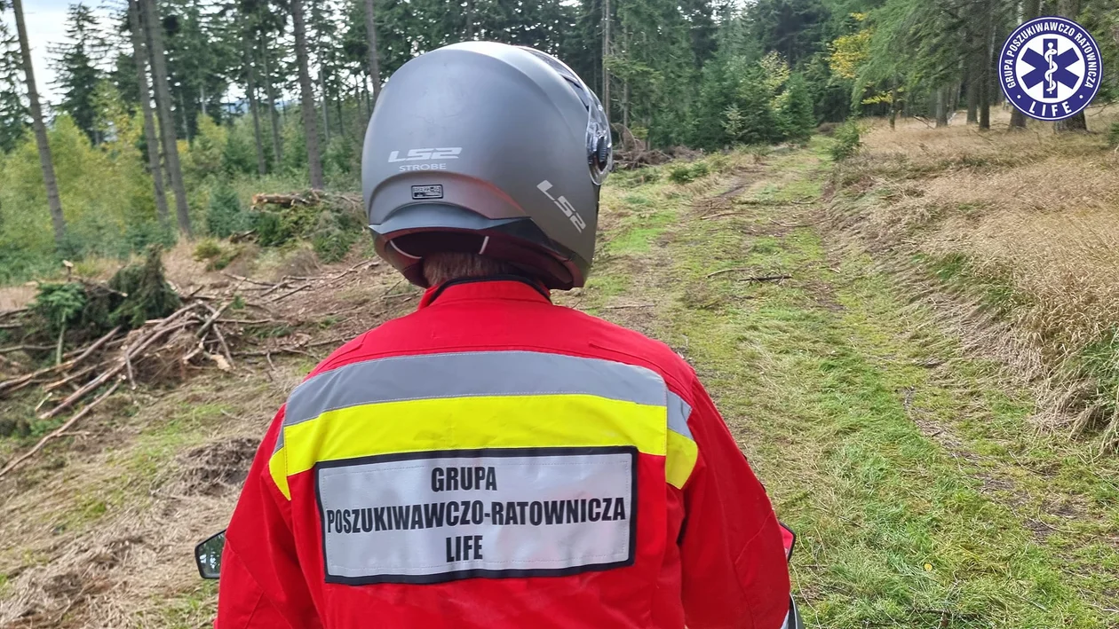 Gmina Nowa Ruda. Tragiczny finał poszukiwań 55 – latka w lasach w okolicy Bartnicy. Na łące znaleziono jego ciało