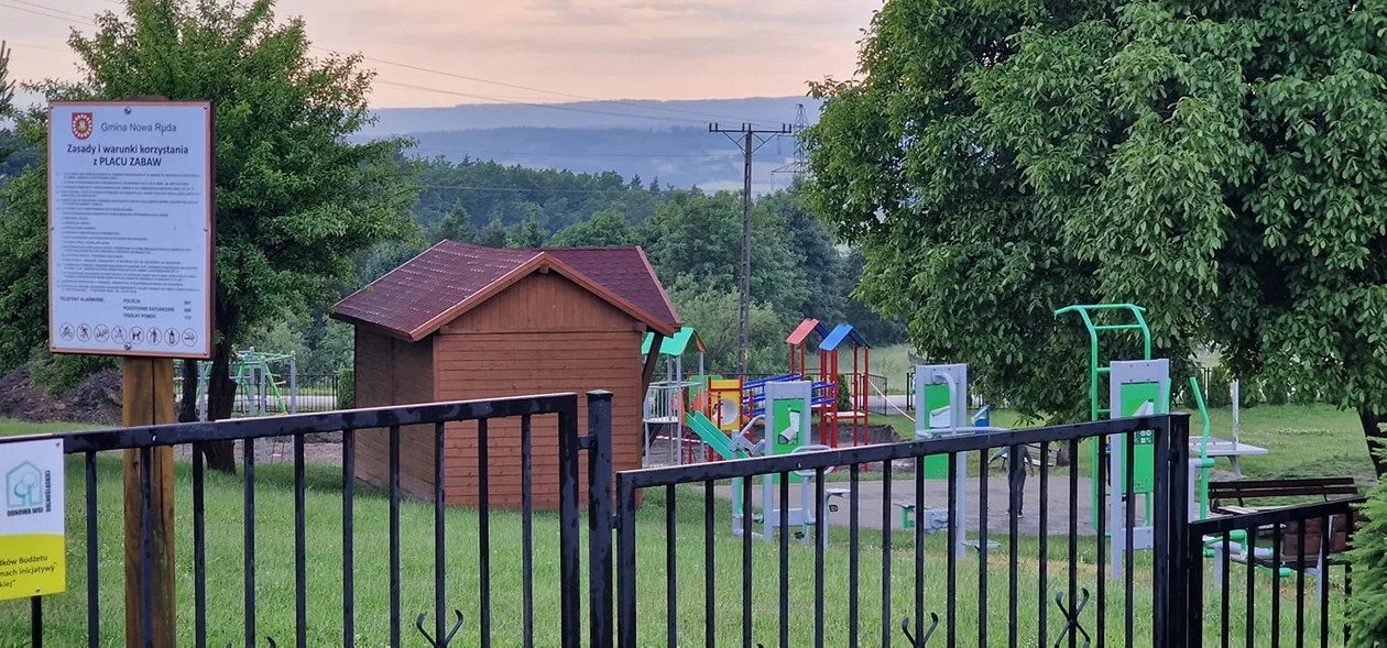 Gmina Nowa Ruda. Wójt z wizytą na budowie placu zabaw w Koszynie