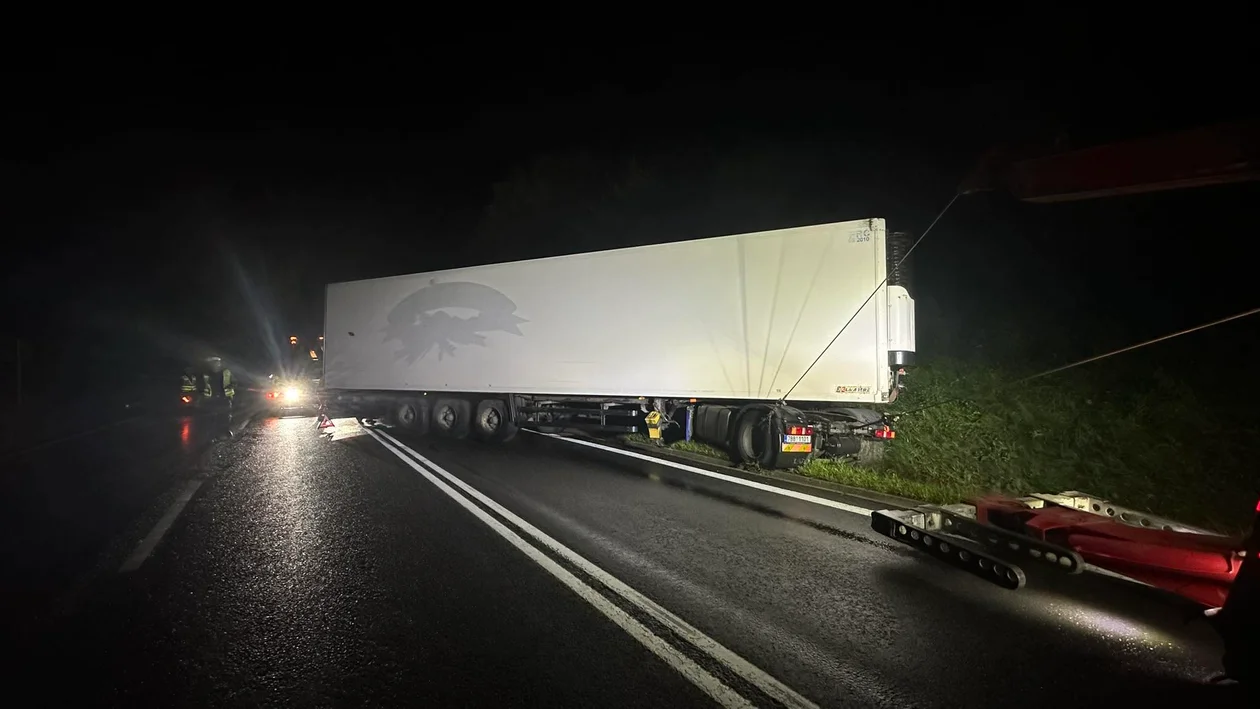 Krakowa Ósemka. Kierowca ciężarówki stracił panowanie nad pojazdem
