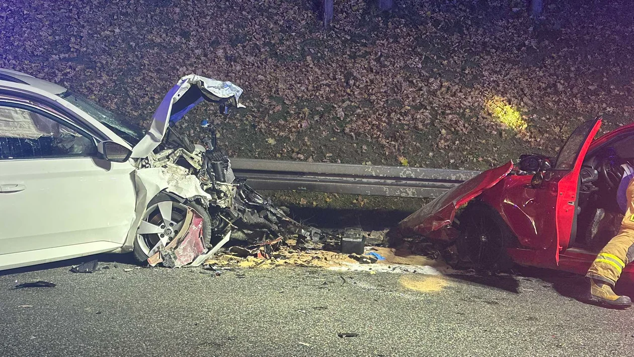 Zderzenie dwóch aut na DK8 w Szczytnej. Na miejscu lądował śmigłowiec LPR