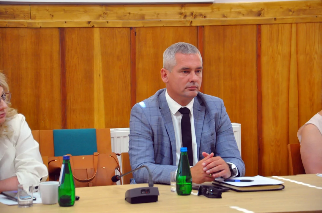 XIV sesja Rady Powiatu Ząbkowickiego – ślubowanie nowego radnego i ważne prezentacje
