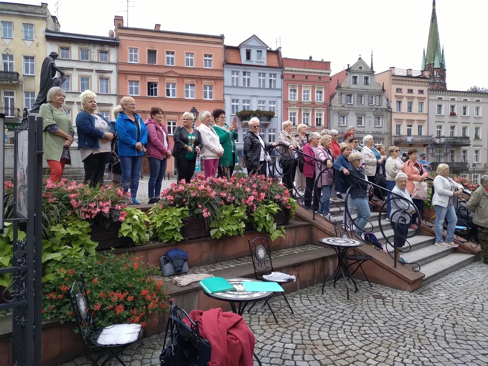 Występy artystyczne przed ratuszem. Drugi dzień noworudzkich Dni Seniora [galeria]