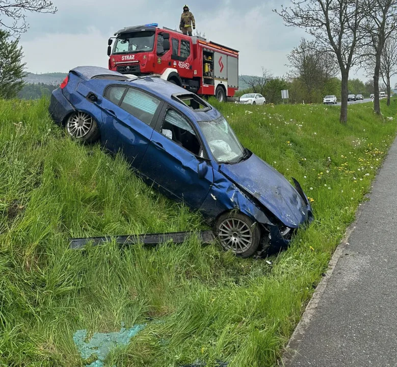 Nowa Ruda. BMW dachowało na Słupieckiej - Zdjęcie główne