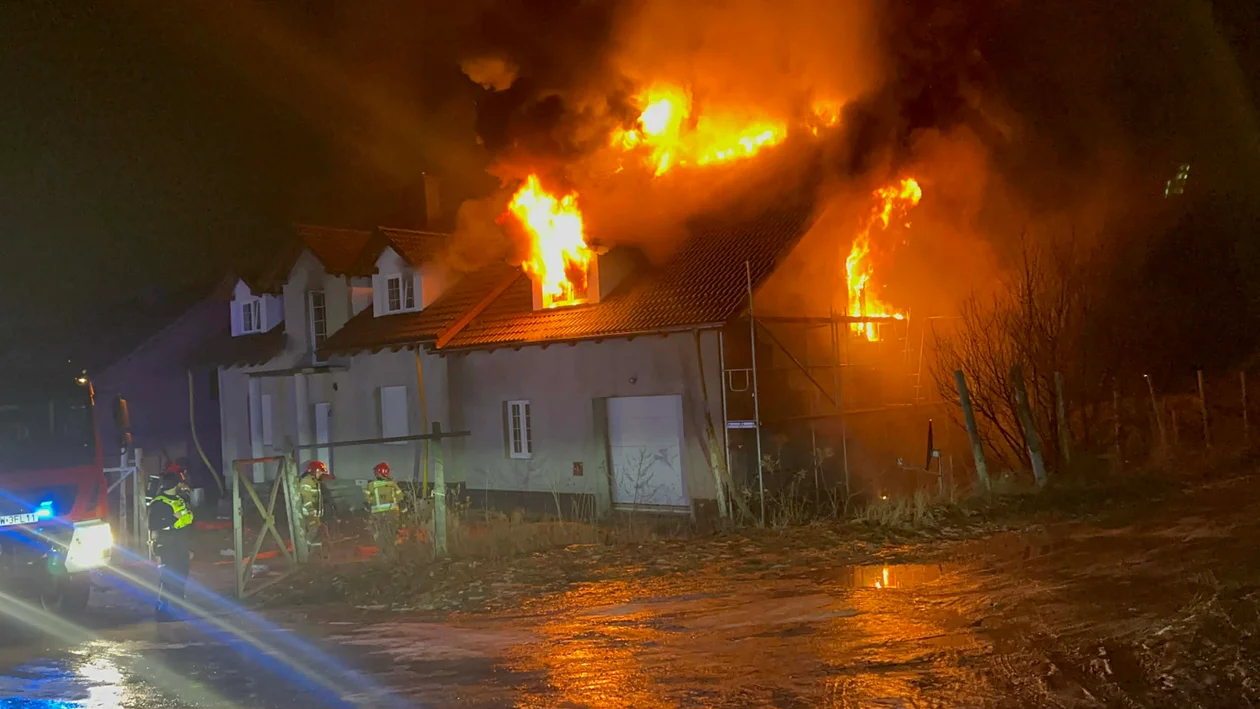 Kłodzko - pożar domu jednorodzinnego - Zdjęcie główne