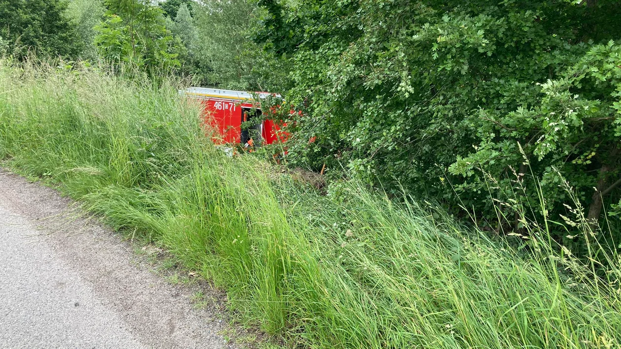 Gorzuchów. Auto spadło ze skarpy. Potrzebna była pomoc specjalistycznej grupy