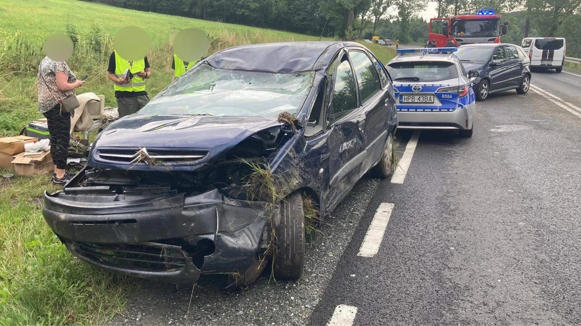 Podzamek. Auto wpadło do rowu, zatrzymując się na dachu