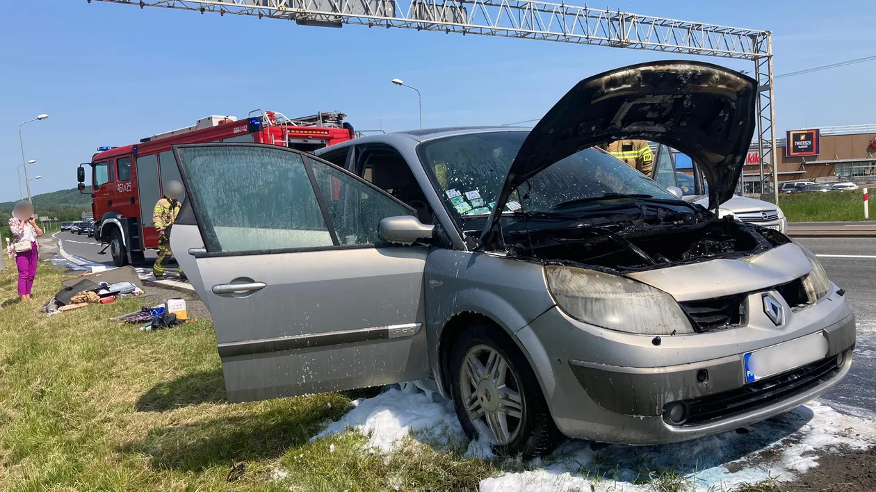 Kłodzko. Pożar samochodu. W trakcie jazdy z komory silnika zaczął wydobywać się dym