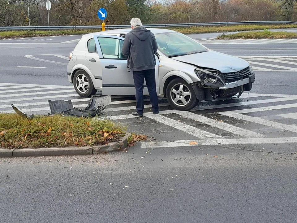 Stłuczka na skrzyżowaniu z ósemką