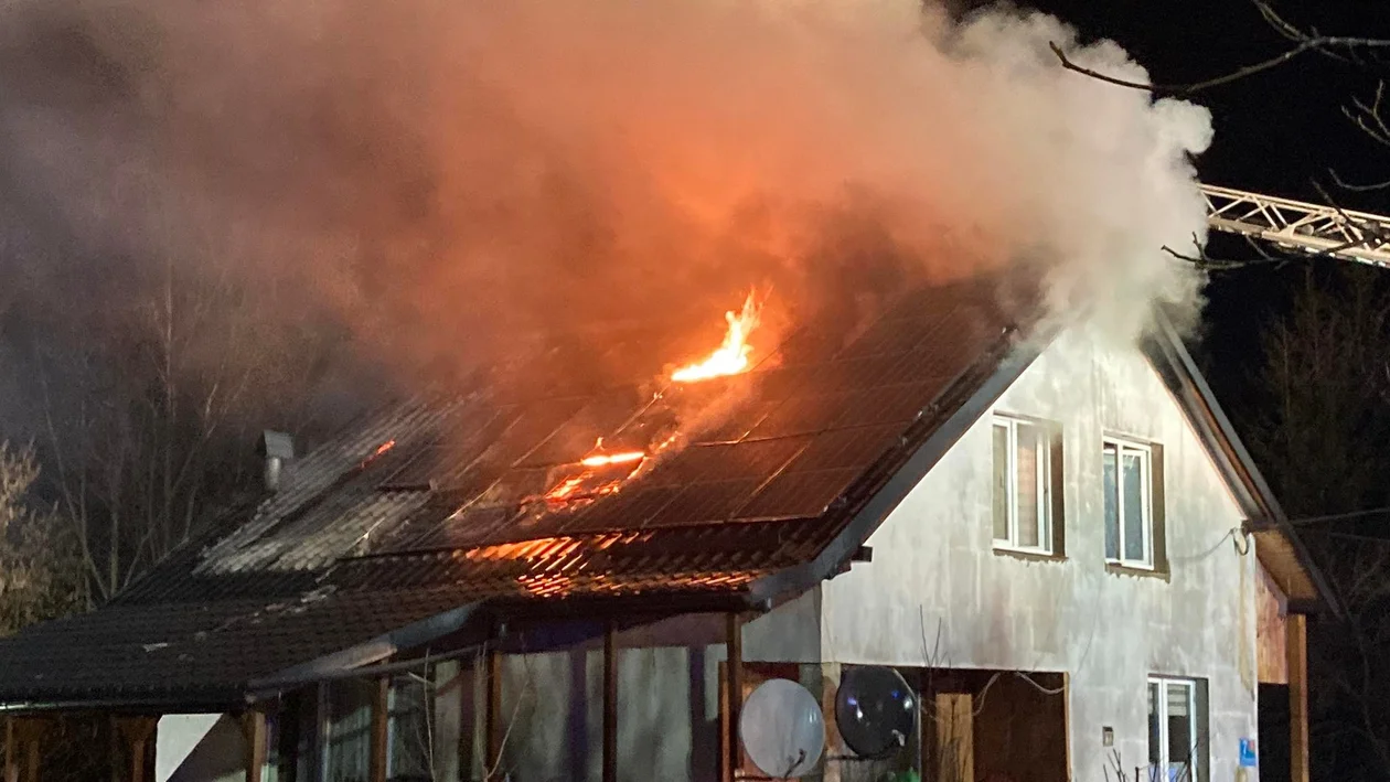 Pożar domu w Droszkowie. Z ogniem walczyło 12 zastępów straży pożarnej [film] - Zdjęcie główne