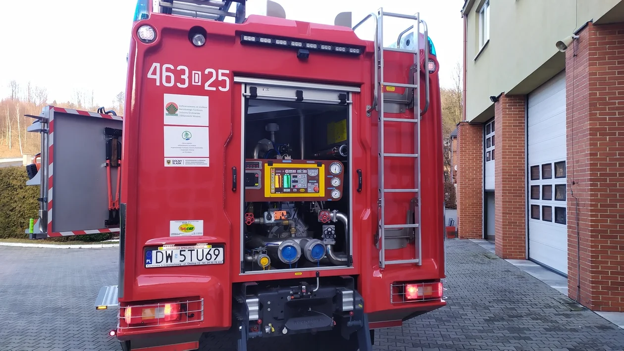 Nowy ciężki wóz ratowniczo – gaśniczy za ponad milion złotych trafił do noworudzkich strażaków