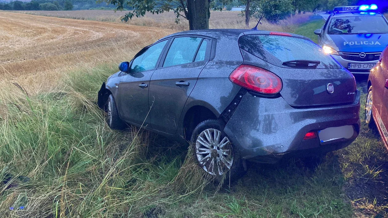 Między Giełczowem a Święckiem dachował fiat - Zdjęcie główne