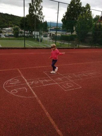 Seniorzy kontra dzieci – międzypokoleniowe zawody sportowe w Polanicy-Zdroju [galeria]