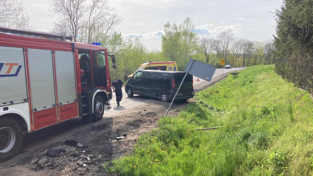 Gmina Kłodzko. Zderzenie opla i busa w Gołogłowach. Dwie osoby trafiły do szpitala