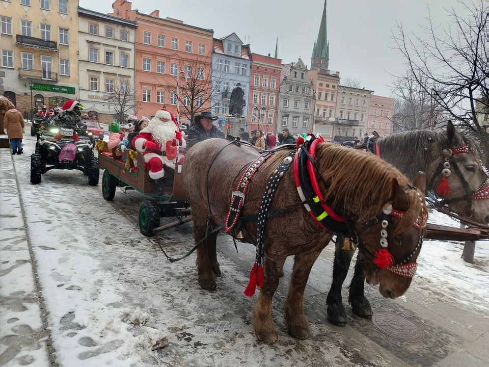 Wczoraj już po raz 20. na noworudzkim Rynku gościł Święty Mikołaj. Do dzieci trafiło 300 paczek [galeria]