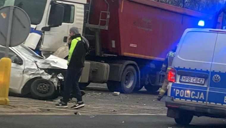 Ząbkowice Śląskie. Zderzenie na skrzyżowaniu ósemki z Legnicką [FOTO] - Zdjęcie główne