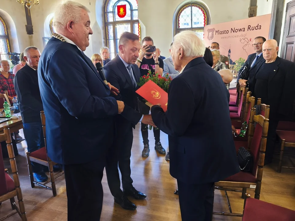 Lekarze z sercem uhonorowani w Nowej Rudzie! Wzruszająca uroczystość w ratuszu [zdęcia]