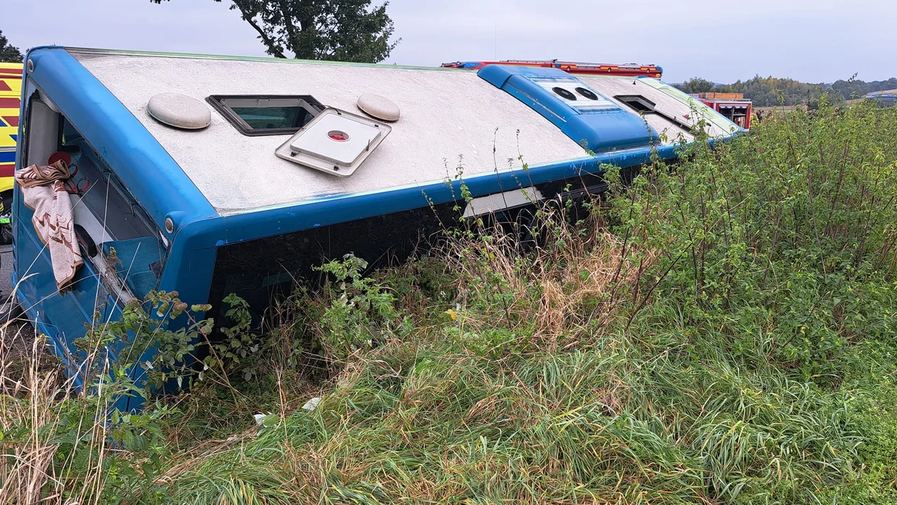 Wypadek autobusu w Ożarach