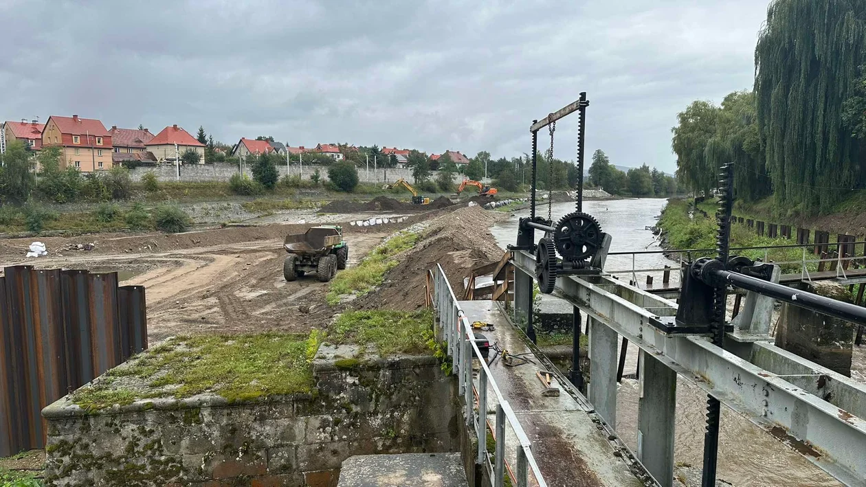 Kłodzko. Intensywne opady deszczu. Przygotowują się na możliwe podtopienia