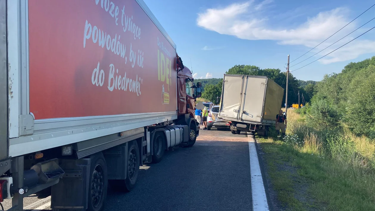 Kolizja trzech aut na krajowej ósemce. Jedna osoba trafiła do szpitala