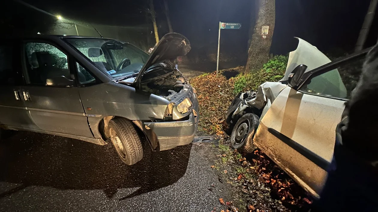 Kolizja w Wojciechowicach. Fiat Ulysse uderzył w Fiata Doblo