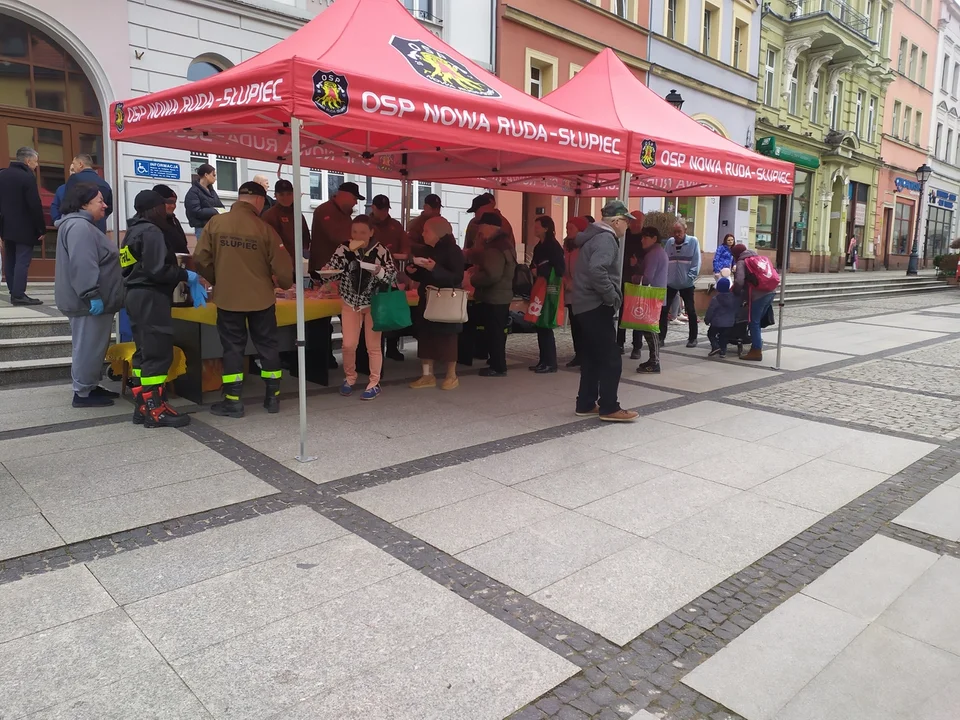 Śniadanie Wielkanocne w Nowej Rudzie. Dużo smakołyków i sporo gości [zdjęcia]