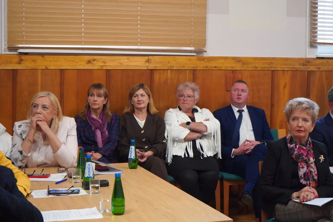 Sesja Rady Powiatu Ząbkowickiego: nagrody dla uczniów i ważne decyzje finansowe [galeria]