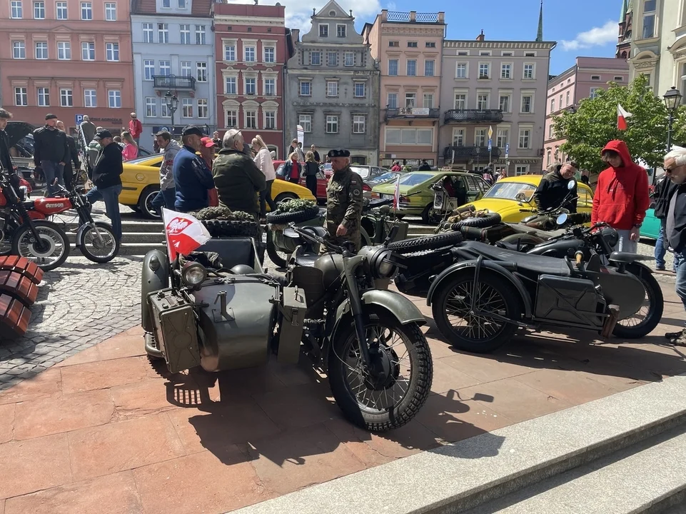 Nowa Ruda. Rynek pełen klasyki -  ósmy zlot zabytkowych pojazdów przyciągnął tłumy