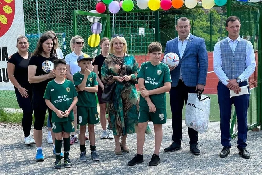 Gmina Nowa Ruda. Nowoczesne boisko wielofunkcyjne w Czerwieńczycach - Zdjęcie główne