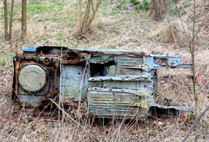 Wraka samochodu leży już trzy lata na skarpie i wszyscy mają to w d...