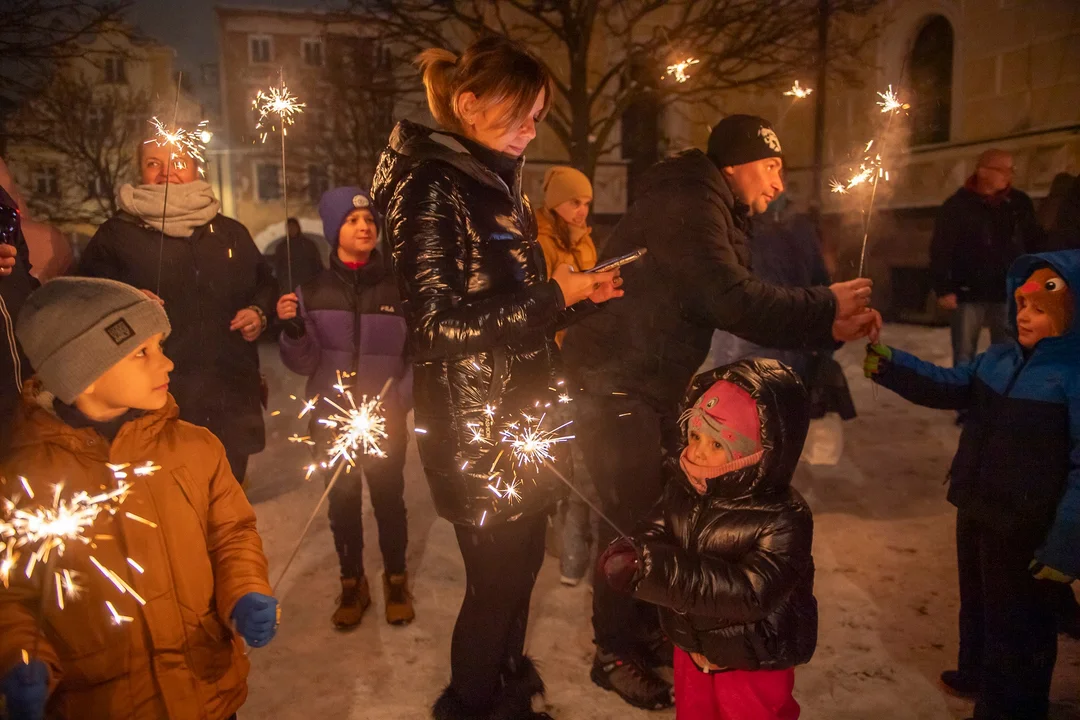 Lądek-Zdrój. Wspólne odpalenie lampek na choince i wizyta Świętego Mikołaja