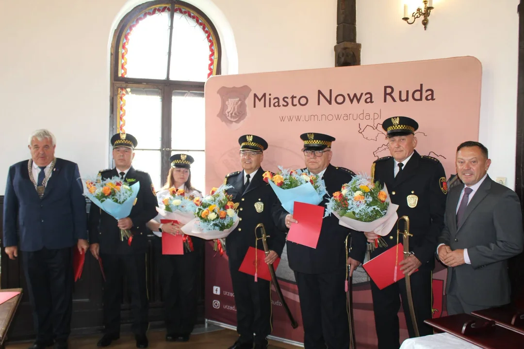 35 lat w Straży Miejskiej w Nowej Rudzie. Trzech funkcjonariuszy uhonorowanych