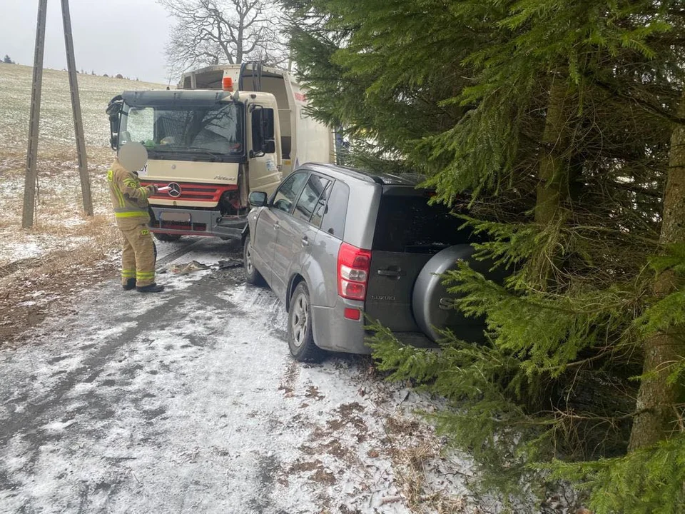 Karłów. Suzuki zderzyło się ze śmieciarką