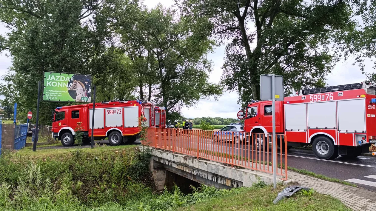 Strąkowa. Groźna kraksa na skrzyżowaniu [ZDJĘCIA] [AKTUALIZACJA] - Zdjęcie główne