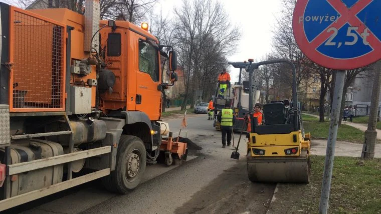 Ząbkowice Śl. Dzieje się: łatanie dziur [FOTO] - Zdjęcie główne