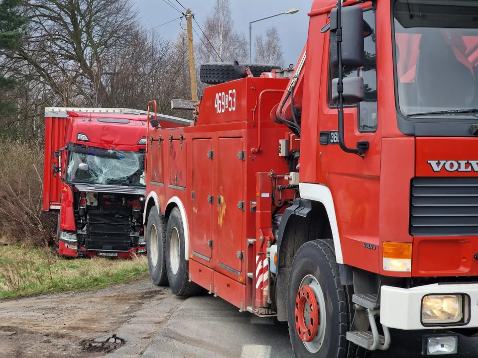 Kolizja w Polanicy-Zdroju. Prawdopodobnie kierowca ciężarowej zasłabł za kierownicą - Zdjęcie główne